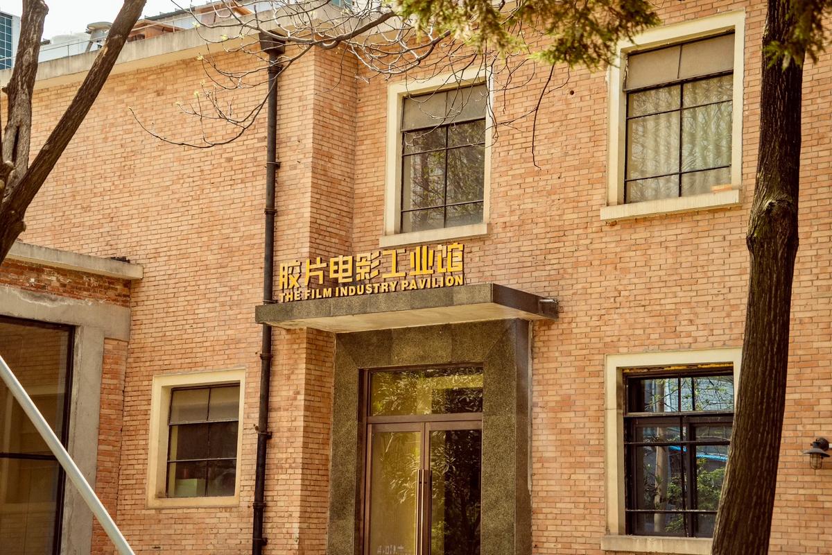 操白丝袜女老师的相关介绍