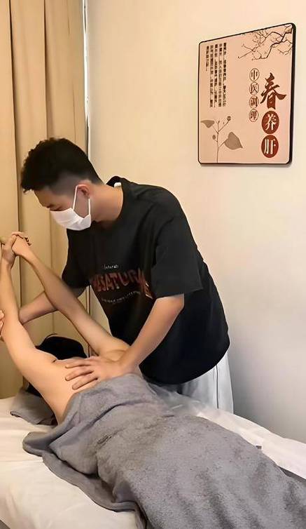 官场丰腴人妻销魂呻吟的相关介绍