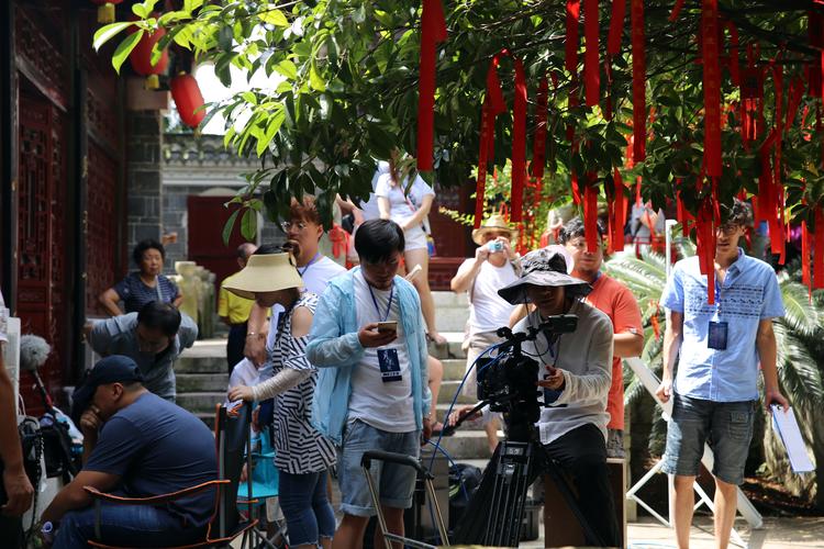 蜜桃av啊女骚的相关介绍