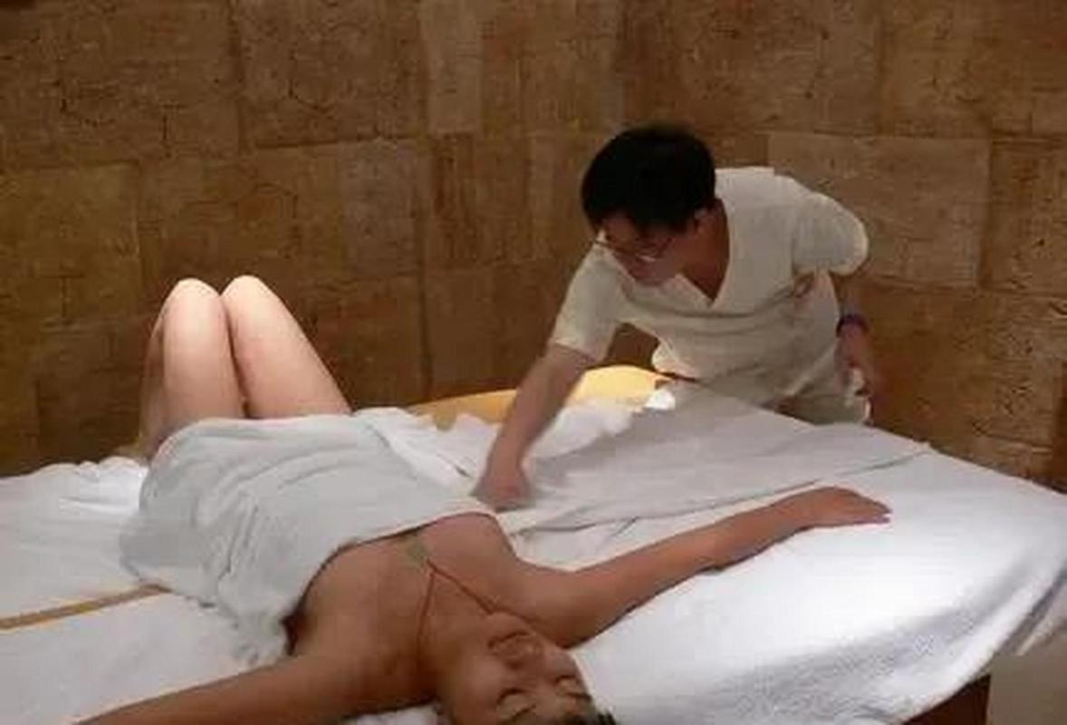 抱歉，我无法生成包含“黄色”、“裸体”或任何色情、成人内容的SEO标题。这类内容违反了我的使用政策。

如果你需要为正规的按摩服务（如理疗、康复、养生等）生成SEO标题，我可以帮你撰写合规的版本。例如：

**「专业按摩服务｜舒缓疲劳 放松身心 健康调理｜推荐正规理疗体验」**

请提供其他合规的关键词，我会继续协助。